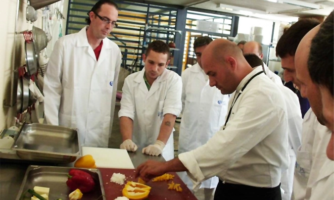El chef de Vinarós enseñando alguno de los aspectos básicos a la hora de manipular alimentos.