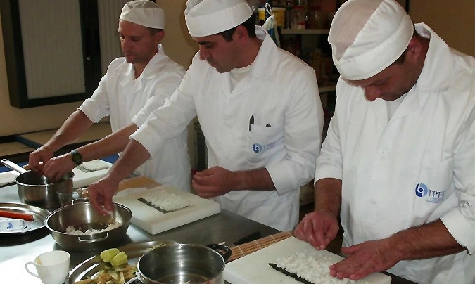 En la clase de <i>sushi</i> cada alumno realizó dos <i>rolls</i>: uno de langostinos en tempura y un <i>California roll</i>.