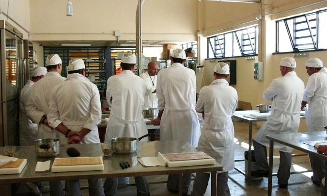 Los talleres de cocina duran 8 horas e incluyen una parte teórica, demostraciones por parte del profesor y la clase práctica.