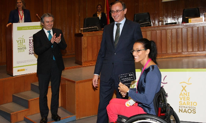 <b>Teresa Perales</b> (la deportista paralímpica que más medallas olímpicas tiene) en el momento de recoger el reconocimiento especial que le otorgaron, junto al proyecto Predimed. ©Aecosan.