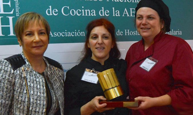 La pareja ganadora del primer premio (Montserrat Prieto y M. Teresa Domínguez), tras recoger su galardón de manos de M. Luz de los Martínez. ©AEHH.