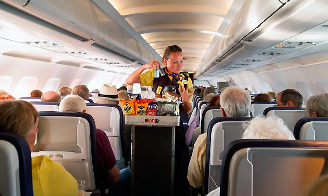 Picar algo a bordo en una aerolínea low cost puede salir un 525% más caro que en tierra