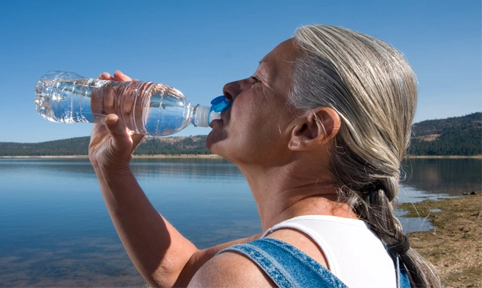 Según <b>Naiara Fernández</b>, es aconsejable beber unos ocho vasos de agua al día, o de líquido, por lo que se puede emplear también algún zumo o sopa. © Fotolia