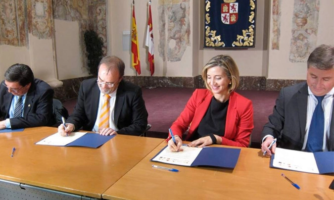 Fernando Rey (segundo por la izquierda) y Alicia García, en el momento de firmar el convenio. ©EuropaPress.