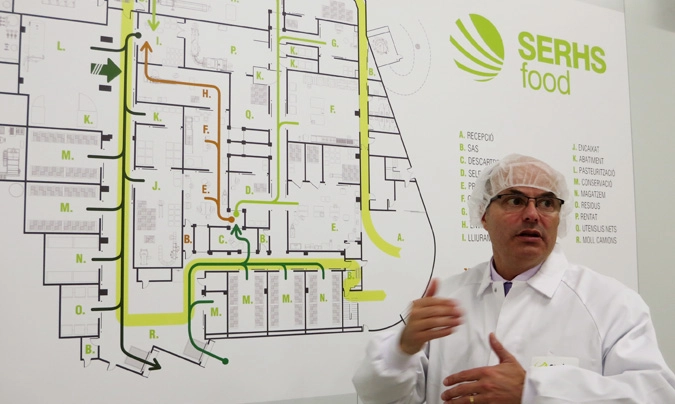 Raimon Bagó, director general de Serhs Food, explicando la estructura de la nueva cocina de alto rendimiento ante el plano de la planta.