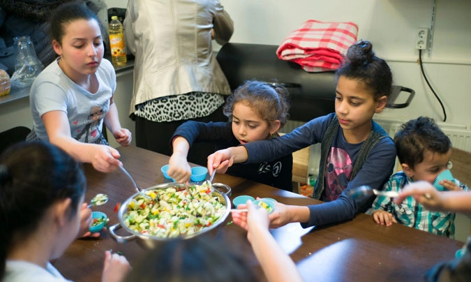 Las clases de cocina saludable, incluyendo platos de diferentes culturas, son una de las medidas que se han implantado en los colegios. ©Graeme Robertson_TheGuardian.