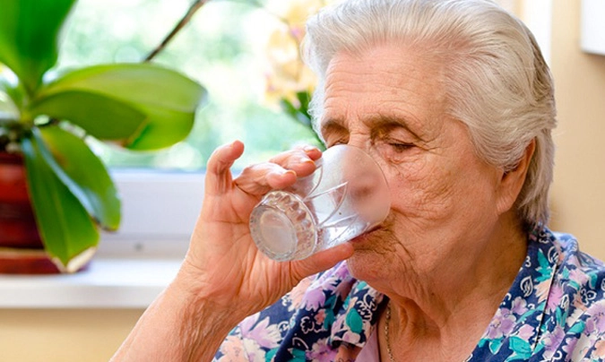 La hidratación en edades avanzadas, una prioridad para el bienestar, sobre todo en verano