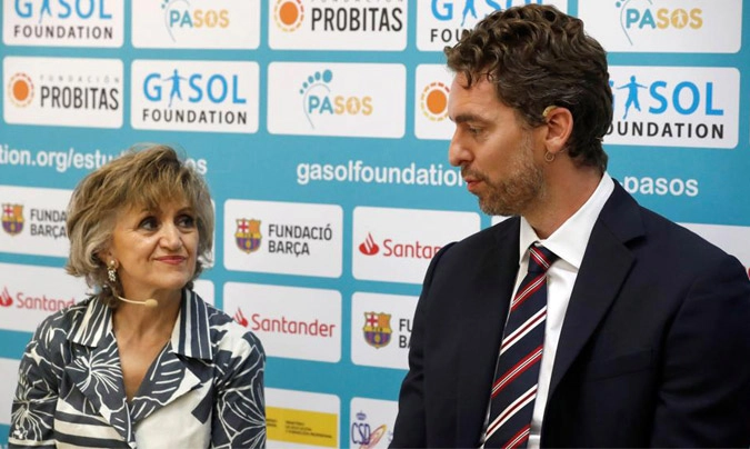 La ministra de Sanidad en funciones, M. Luisa Carcedo, y el presidente de la Gasol Foundation, Pau Gasol (©Zipi/EFE).