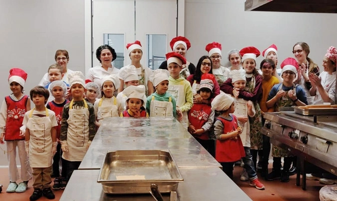 El Clínico de Santiago de Compostela organiza un taller de cocina con los niños de oncología