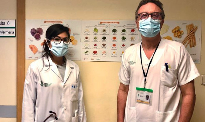 Carlos Sánchez, jefe del servicio de Endocrinología y Nutrición y Beatriz Voltas, residente de dicho servicio.
