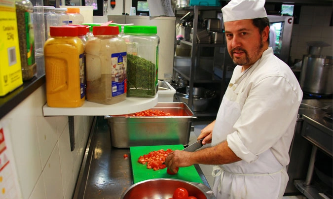 Marc Esteve trabajando en la cocina del comedor escolar del Saint Paul's School (Barcelona). ©Rest_colectiva