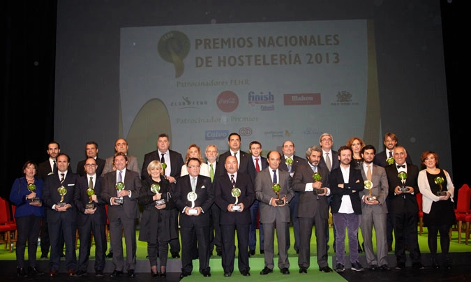 Foto de familia de todos los galardonados en los <i>Premios nacionales de hostelería</i>. En la foto de la portada de la sección, <b>Gonzalo Bas</b>, director del departamento de Calidad de Serunión.