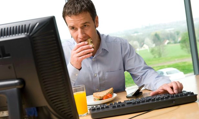 Según un estudio, comer delante del ordenador hace que aumente el apetito