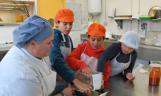 Actividad del <i>Chef del día</i> en la escuela Font de l’Orpina de Vacarisses. © +Mes Eficiència Social