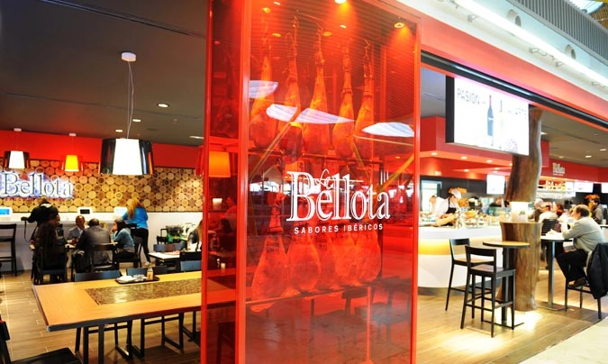 ‘La Bellota’, un local especializado en el jamón, creado bajo el sistema de cobranding con la firma Jamones y Embutidos La Bellota. @Áreas