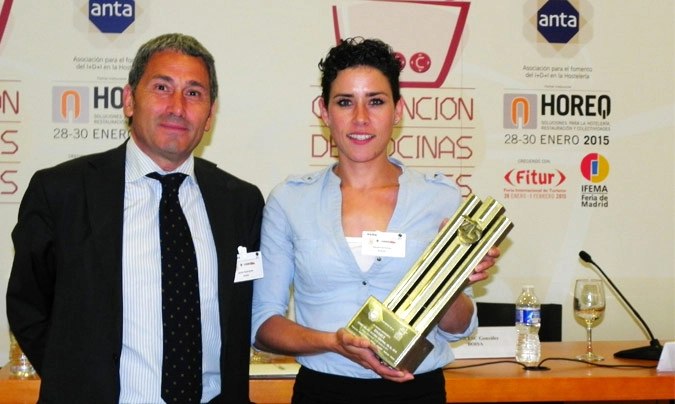 Premio Excel 45: Enasui. Entregó el premio <b>Javier Rodrígez</b> (Anta); recogió, <b>Marta Carmona</b>, directora de la cocina central de Enasui.