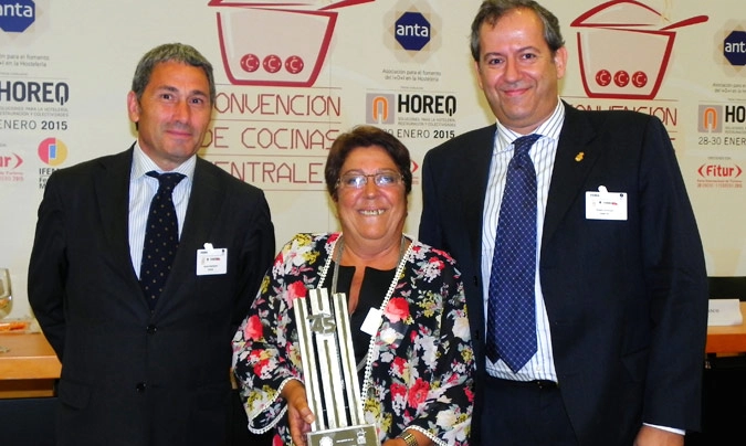Premio Excel 45: Hospital Carlos Haya. Entregó el premio <b>Javier Rodrígez</b> (Anta); recogieron, <b>Rosa Roque</b>, subdirectora del servicio de hostelería y <b>Ángel Caracuel</b>, bromatólogo.