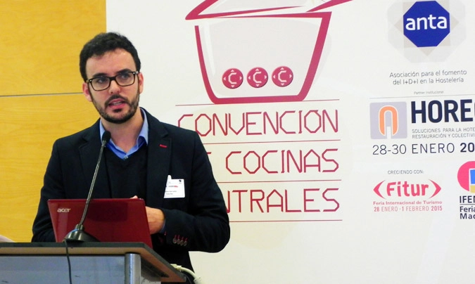 Tercera sesión: ‘Uso de alimentos bio en cocinas centrales’. Moderador, <b>Gustavo Barroeta</b>, director general de holaBio!. © Rest_colectiva.