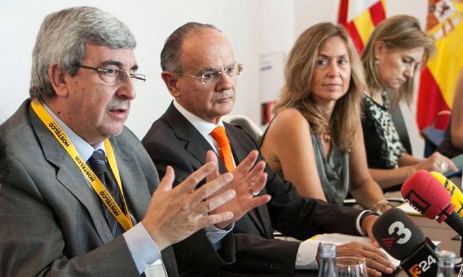 De izquierda a derecha, <b>José M. Rubio</b>, presidente de la Fehr; <b>Jordi Roure</b>, presidente de la Felac y de Hostelco; e <b>Isabel Piñol</b>, directora de Hostelco.