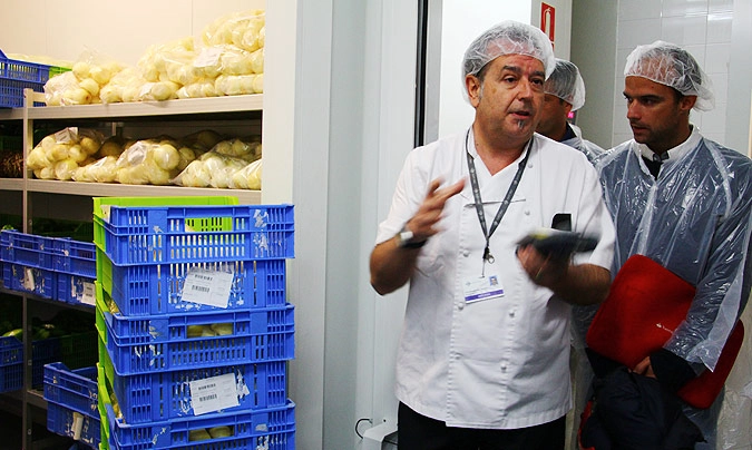 <b>Antonio Martín</b>, director de la cocina del Hospital Sant Pau en la zona de recepción, almacenes y cámaras. ©Rest_colectiva.