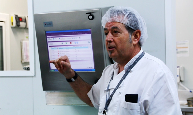 <b>A. Martín</b> en el área de manipulación de alimentos donde se prescinde de las cuatro salas de preparación habituales. Un sistema informático controla la trazabilidad de los alimentos. ©Rest_colectiva.