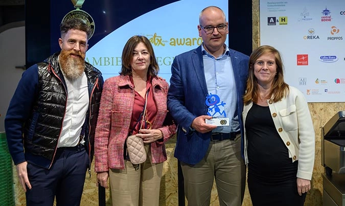 ‘ATX al Ambiente Seguro 365º’. Recogen el premio María Rodríguez y David Seco (Grupo Signo), entregan el premio Constance Lambert (Winnow) y Xabier Munioitz (ATX). ©ToniBofill.