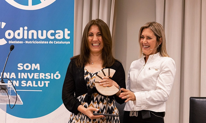 Nancy Babio, presidenta de la entidad durantes los ocho primeros años, en el momento de recibir el premio de la entidad de manos de Roser Martí, actual presidenta.