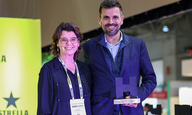 Amadeu Baldomà (Hostesa) tras recoger el premio al ‘Mejor proyecto de restauración colectiva’ de manos de Ana Turón, directora de la revista ‘Restauración colectiva’.