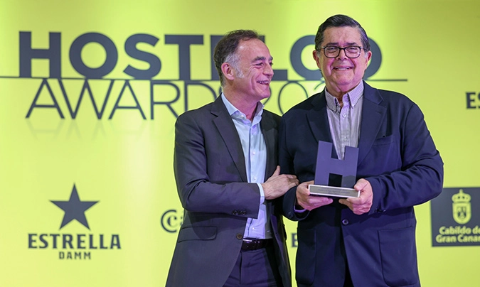 Mario Cañizal recogiendo el premio a la 'Mejor trayectoria profesional’ de manos de Toni Valls, director general de Alimentaria.