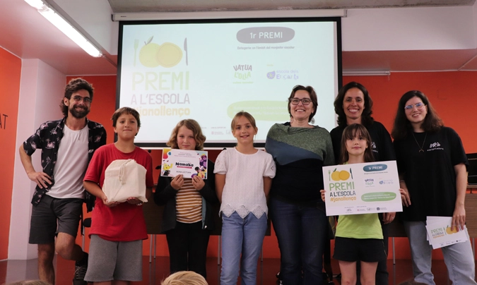 Foto de familia de la ‘Escola dels Encants‘, ganadora  en la categoría que reconoce las acciones desarrolladas en el comedor escolar.