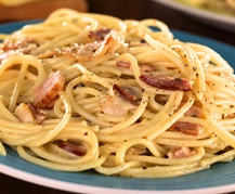 Espaguetis a la carbonara menos calóricos, elaborados con crema de queso en lugar de nata