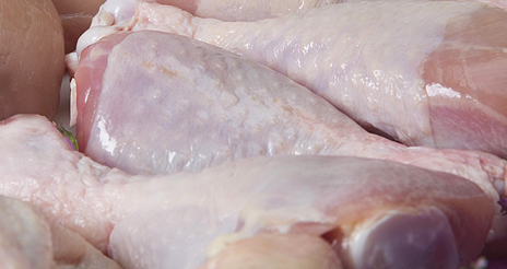 Las bacterias patógenas del pollo suponen un claro peligro potencial en la  cocina 
