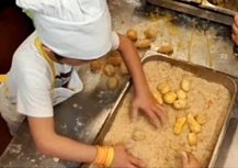 El Clínico de Santiago de Compostela organiza un taller de cocina con los niños de oncología